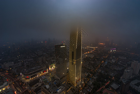 雨雾下的现代城图片