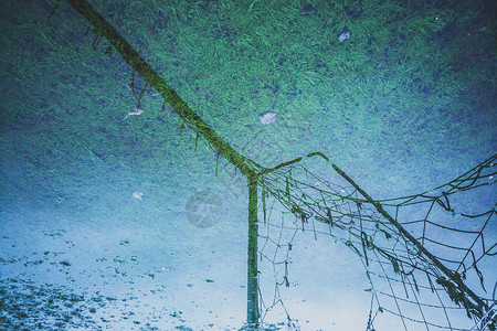 雨中倒影背景图片