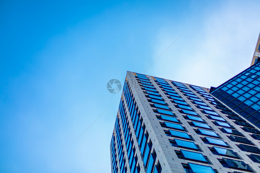 蓝天白云下的城市高楼大厦图片