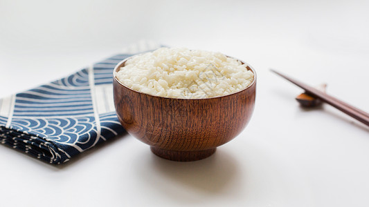 做米饭日式风格木质餐具与白米饭背景