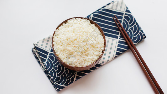 一盘大米稻米日式风格木质餐具与白米饭背景
