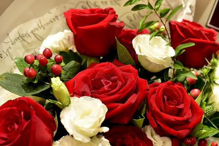 强烈的色彩七夕情人节玫瑰花束背景
