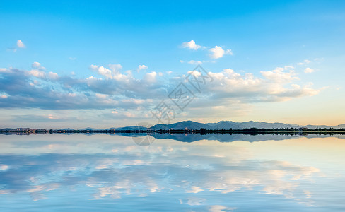 小清新唯美天空云之江背景