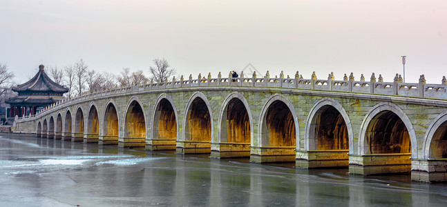 十七孔桥假日古老的高清图片