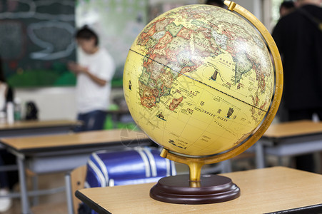 教室里课桌上有个地球仪图片