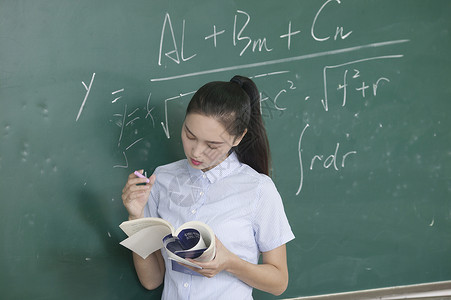 学校教育里女老师正在上课背景图片