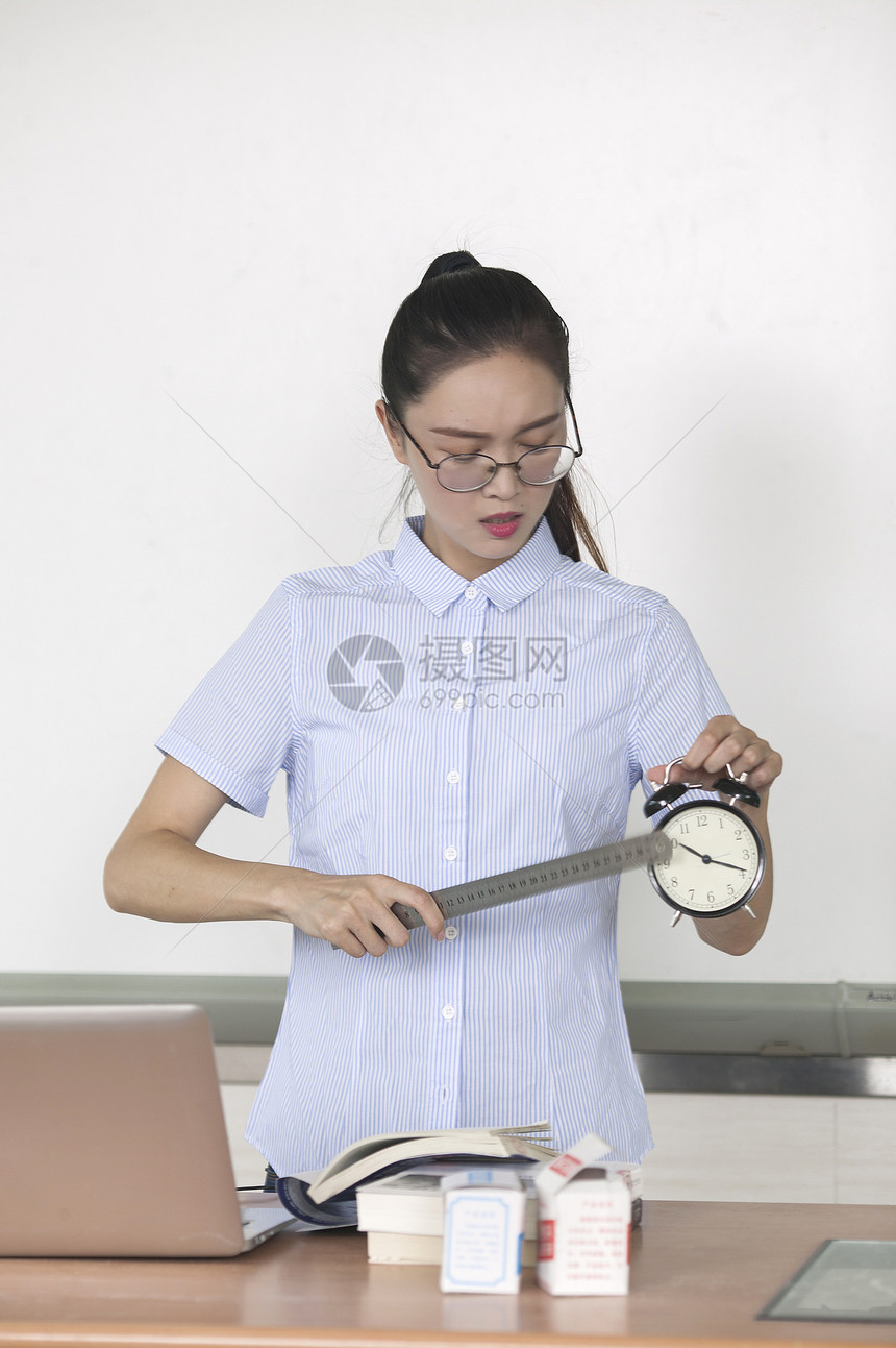 学校教育里女老师正在上课图片