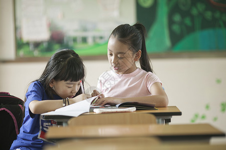 小学生同学们在教室认真做作业图片