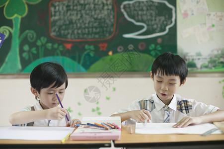 小学生男同学在教室上课做作业图片