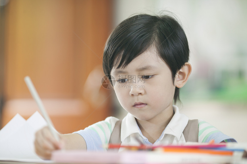 小学生在教室里做功课图片