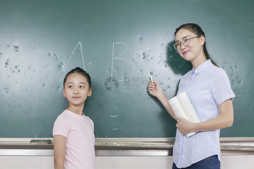 女老师在教室给同学上英文课图片