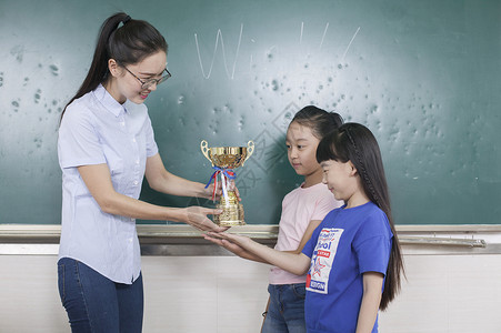 女老师和同学一起获得了冠军图片