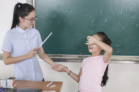 落后的女老师严肃的在批评女同学背景