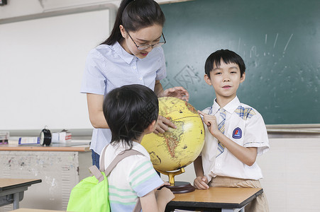 女老师在教室给同学们上地理课图片