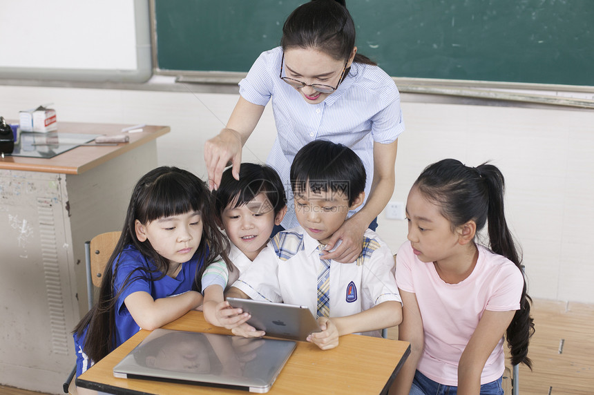 女老师和同学们在教室里接受远程教育图片