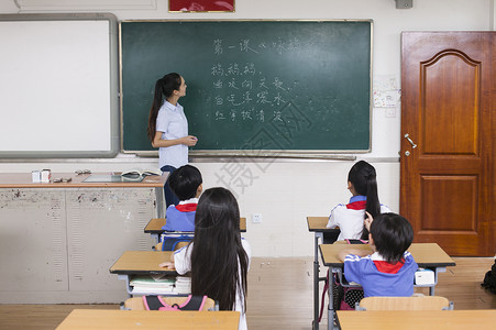 课堂上老师正在给同学们上语文课背景