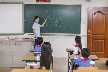 语文积累课堂上老师正在给同学们上语文课背景