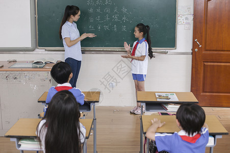 正在上课老师课堂上老师正在给同学们上语文课背景