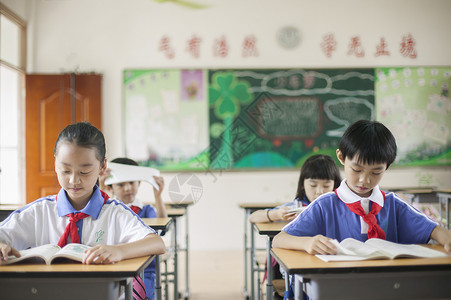 课堂里学生们正在听课学习图片