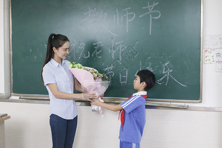 教师节男同学给女老师献花图片