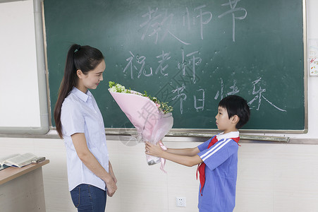 教师节男同学给女老师献花背景图片