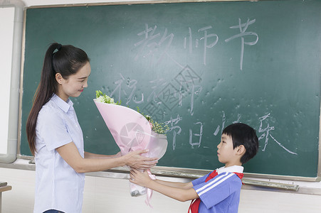 教师节男同学给女老师献花背景图片