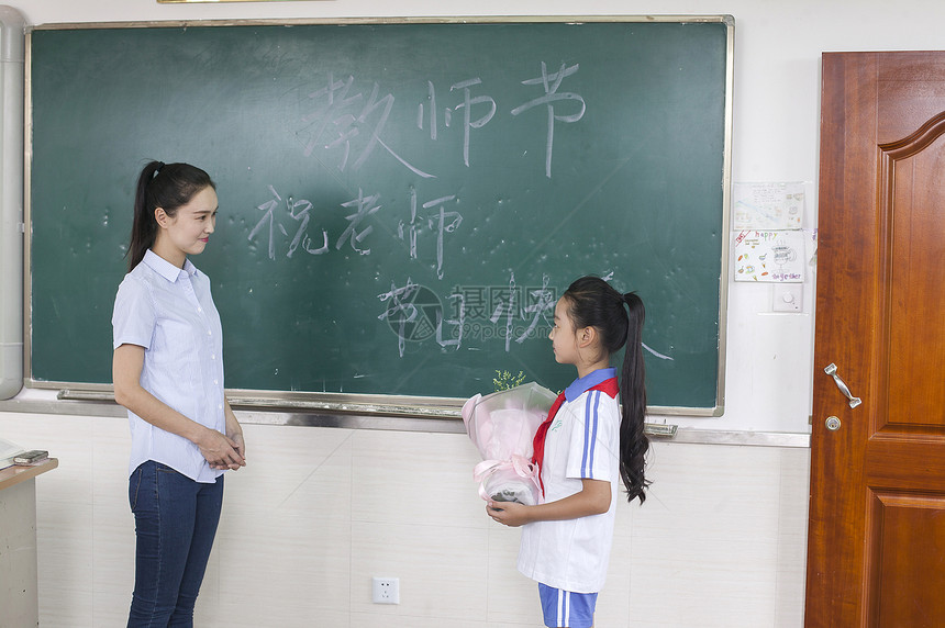 教师节女同学给女老师献花图片