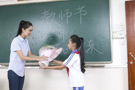 教师节女同学给女老师献花图片