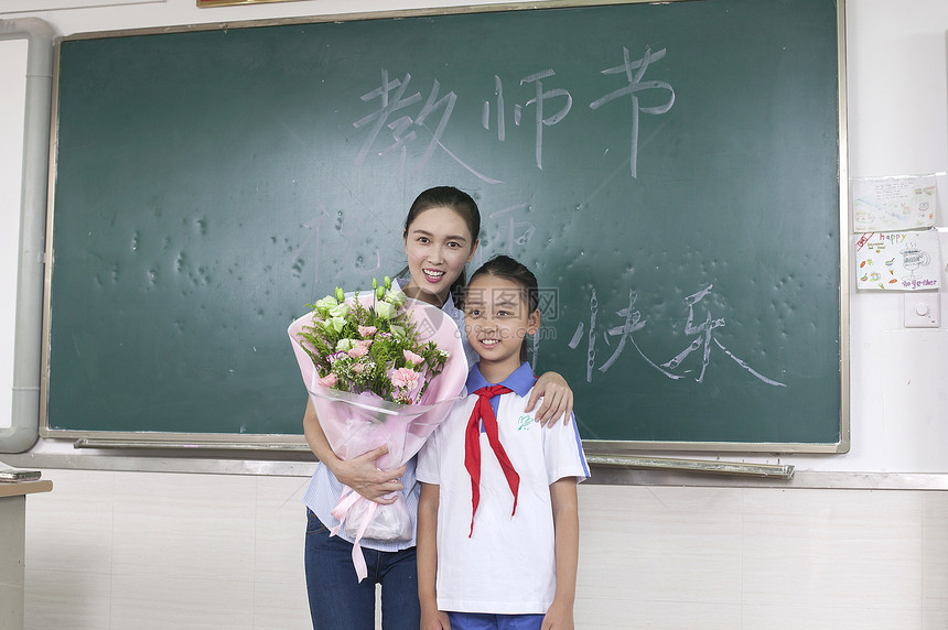教师节女同学给女老师献花图片