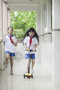 女同学在学校下课时玩耍图片