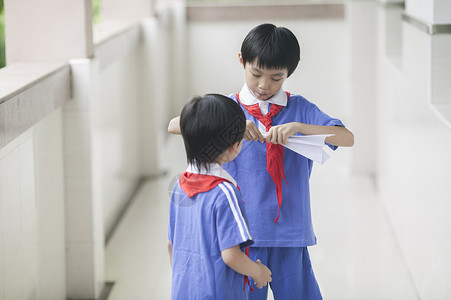 男学生在学校里折飞机玩耍背景图片