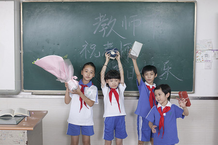 教师节同学们准备鲜花礼物感恩老师图片