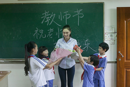 礼貌教育素材教师节学生们给老师献花背景