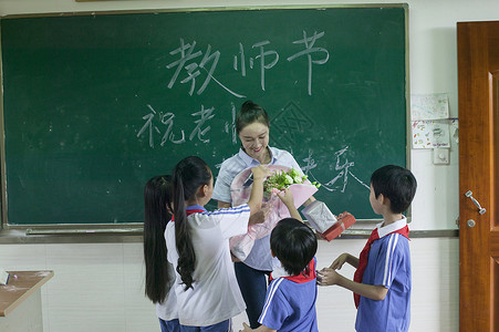 礼貌教育素材教师节学生们给老师献花背景