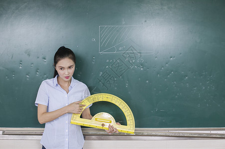 女老师在教室上数学课图片