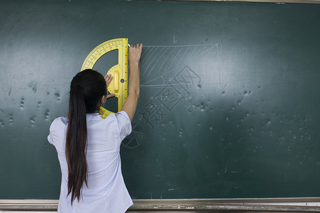 数学课素材女老师在教室上数学课背景