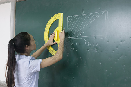 女老师在教室上数学课背景图片