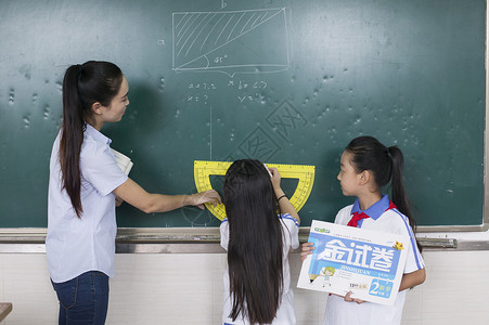 上数学课素材女老师在教室给同学上数学课背景