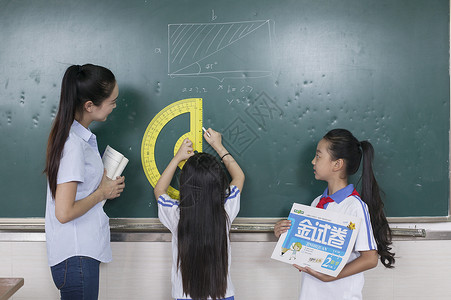 女老师在教室给同学上数学课背景图片