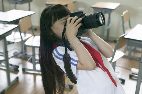女老师在教室里教女同学摄影图片