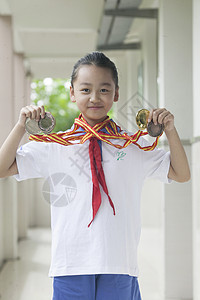 冠军亚军季军女同学获得了第一名和奖牌背景