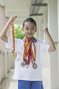 冠军亚军女同学获得了第一名和奖牌背景