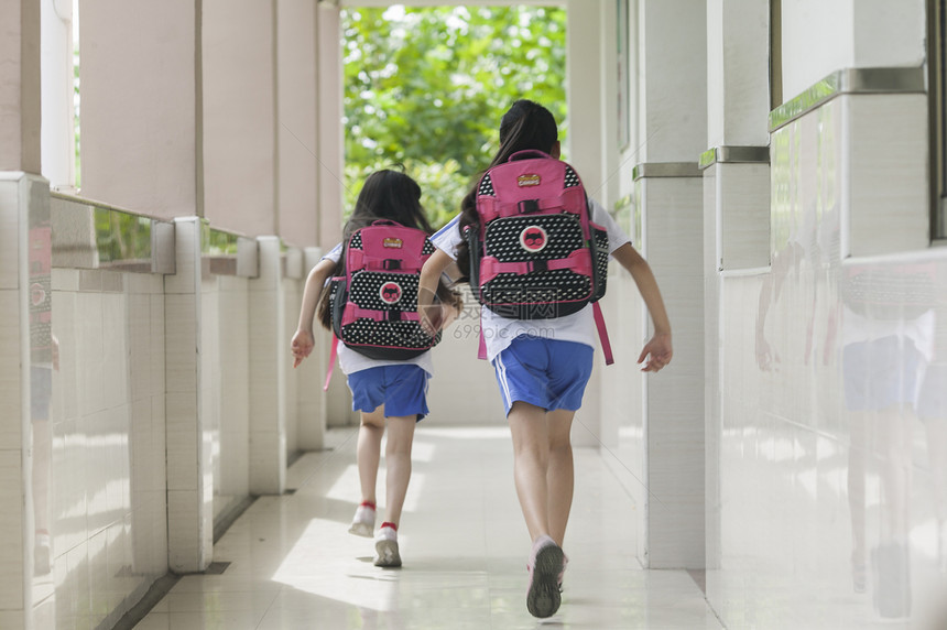 女同学背着书包放学下课图片