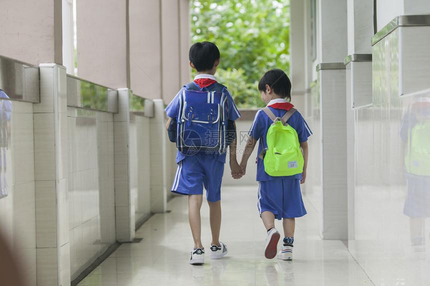 男同学放学背着书包下课图片