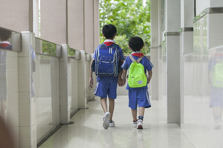 男同学放学背着书包下课背景图片