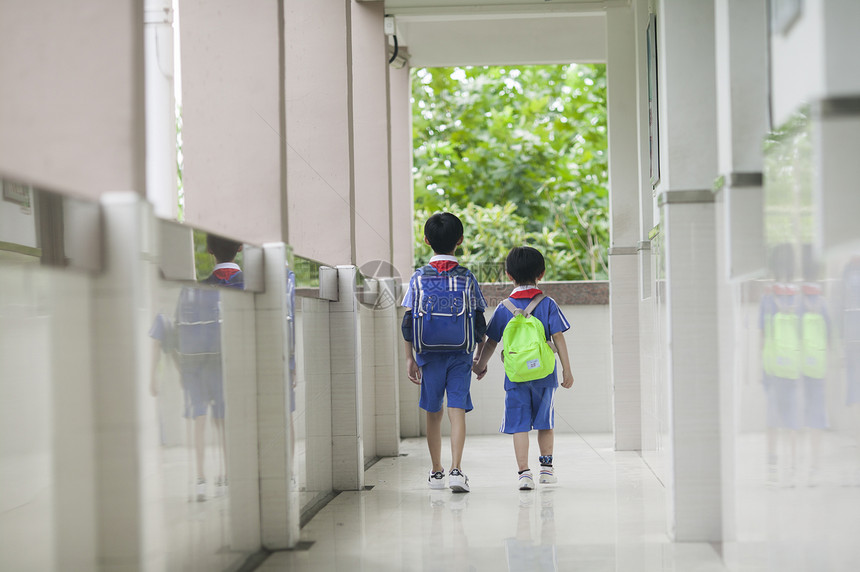 男同学放学背着书包下课图片