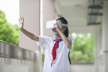 VR学习女同学在学校里用vr接受远程教育背景