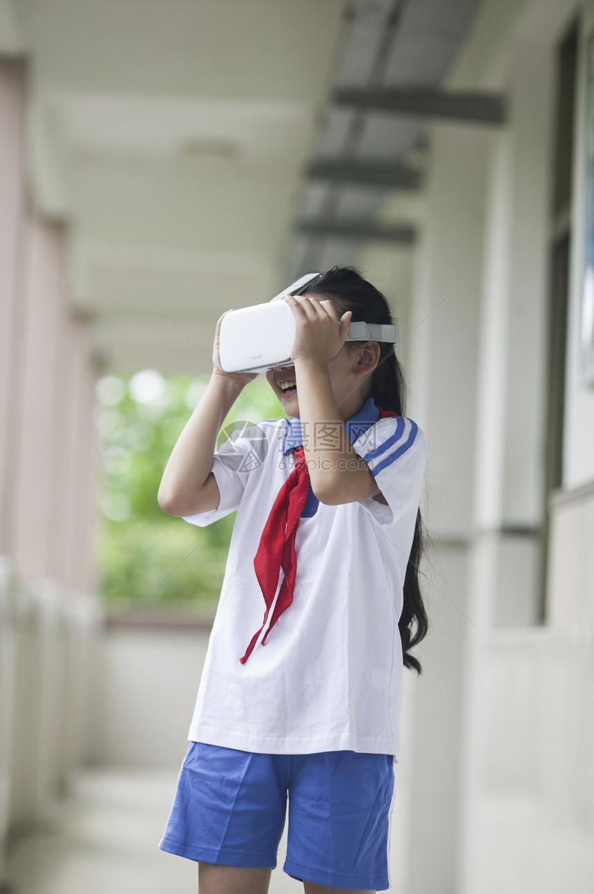 女同学在学校里用vr接受远程教育图片