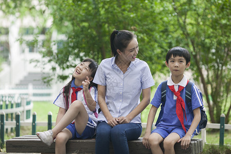 女老师和男女同学在校园里一起学习图片