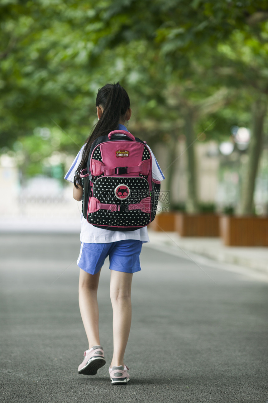 女同学在学校背着书包放学了图片